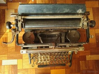 Starý písací stroj