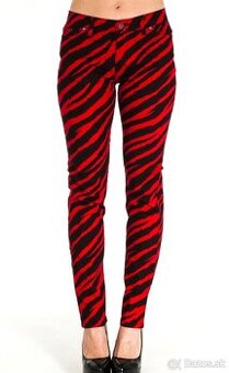 Červeno čierne nohavice