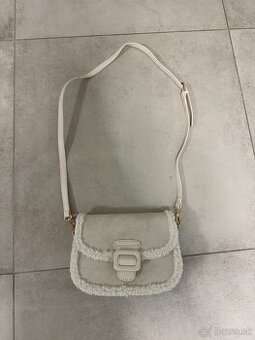 Bežová  mini kabelka s kožušinou