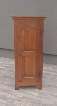 Skrinka s dvierkami.