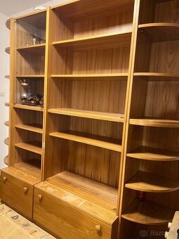 Veľká, priestranná drevená knižnica - zostava