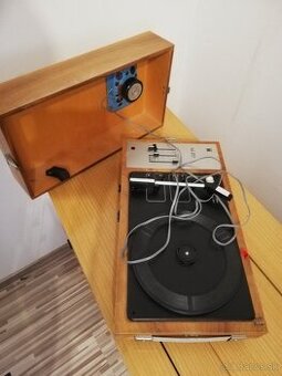 Kufríkový gramofon Tesla GZ 711