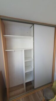 Predám vstavanú skriňu – buk/biela