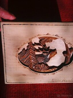 doza drevena zdobena- jelen