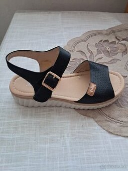 Predam damske sandale