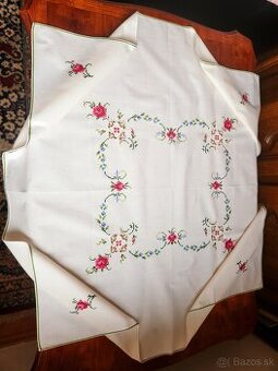 Krásny maslový obrus zdobený ružovými ružami, drobnými kvetm
