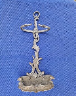 Stojan na krbové naradie