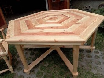 Predám drevený nábytok : stôl + 6 stoličiek