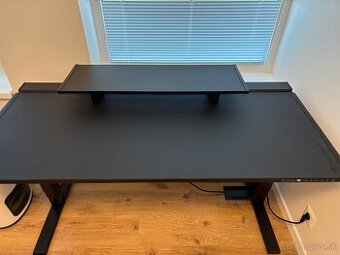 Predam vyskovo nastavitelny stol 150x70cm-Secretlab MAGNUS