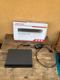Síťový video rekordér ( NVR ) Hikvision DS-7604NI