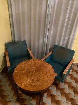 Stôl a dve kreslá