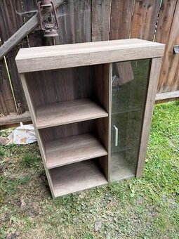 Policka skrinka vytrina