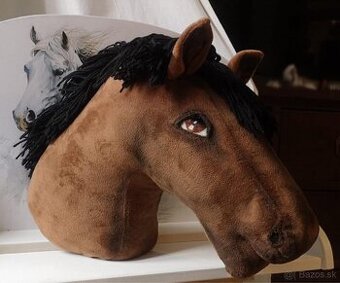 Hobby horse, nastenne hodiny, policka