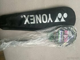 Predám na badminton novú raketu Yonex a Astrox 100 ZZ