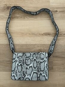 Nová kabelka s hadím vzorom