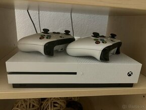 Xbox One S + 2 controllers