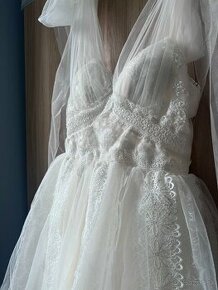Krátke svadobné šaty s glitrami a mašľami