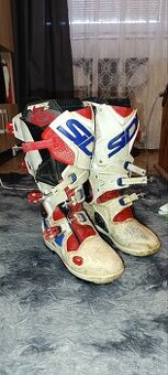 Motokrosove čižmy a motokrosova prilba