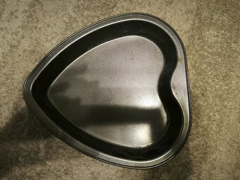 Predám plech na pečenie v tvare srdca.