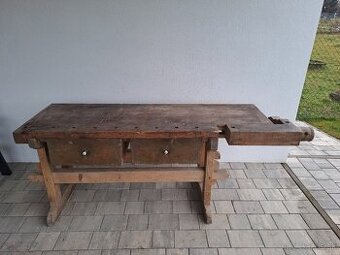 starý stolársky drevený ponk