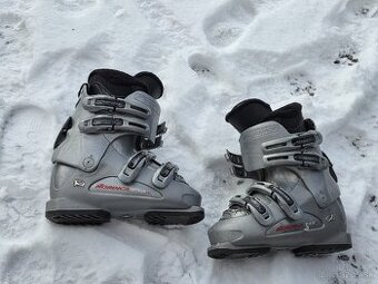 Darujem za symbolickú cenu lyžiarky Nordica - Veľkosť: 245