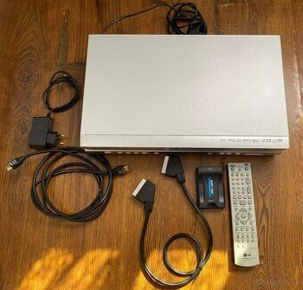 LG V9700 – kombinovaný DVD přehrávač + VHS videorekordér