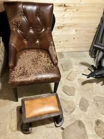 Starožitná kožená stolička s podnožkou