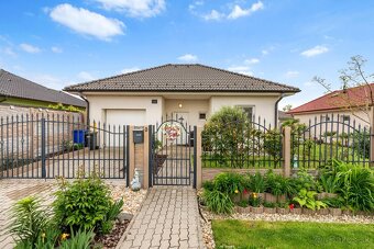 PREDAJ-Moderný 4-izbový bungalov s bazénom - RAJKA