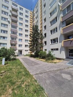 BEZ PROVÍZIE- 3-izbový byt v Dúbravke, Pri kríži.