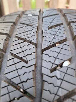 Predám zimné pneumatiky Barum 215/45 r18 XL