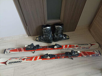 lyže Atomic a lyžiarky