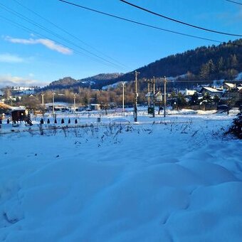 Pozemok s výhľadom na Brezno a južné svahy Nízkych Tatier. - 1
