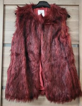 Nová chlpatá vesta značky Bershka veľkosť M