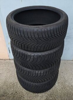 Predám 4ks zimné gumy 235/35/19 pekný dezén ako nové
