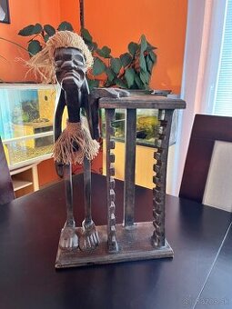 Drevený stojan s domorodcom