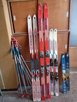 Retro lyže a lyžiarky