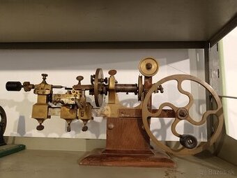 Starý sústruh na hodiny