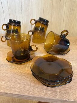 Šálky s podálkami