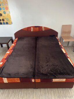 Používaná kuchyňa posteľ Skrina kreslo stolik obrazy