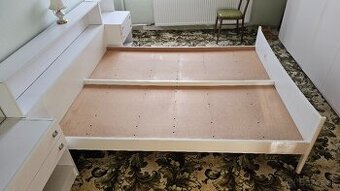 Posteľ/nočné stolíky/zrkadlo