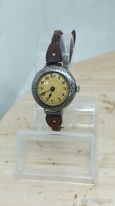 Predám funkčné dámske starožitné tulované hodinky 20te roky - 1