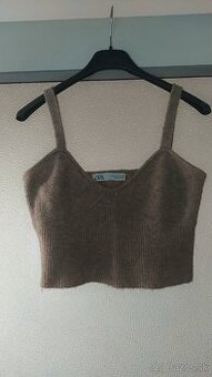 Čierne tielko a hnedý croptop