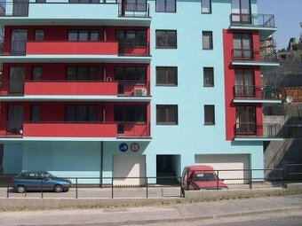 PONÚKAME NA DLHODOBÝ PRENÁJOM 3-izbový byt s 80 m2 terasou