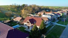 4i rodinný dom s bazénom a vedlajšou podpivničenou stavbou
