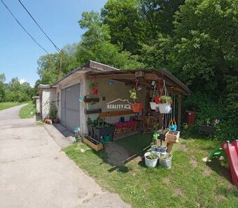 Exkluzívne na predaj 2-izbový tehlový byt s vlastnou garážou