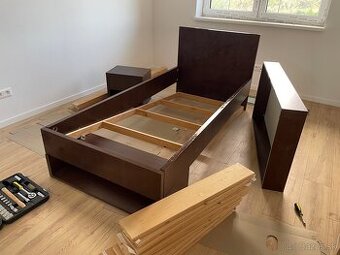 Predám posteľ 200x90 s nočným stolíkom a zásuvným perinákom