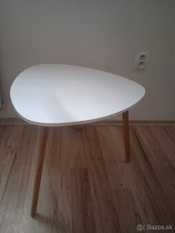 Biely stolík