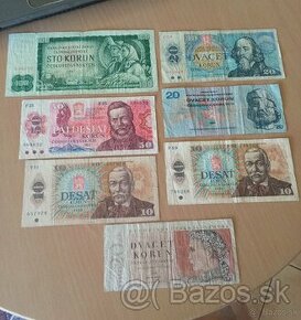 Staré bankovky a mince.