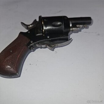 Buldoček cal 320 corto
