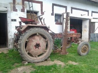 Traktor RS 09, bočná kosa